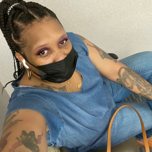 Meet your Posher, Sandy - Picture 1 of 2